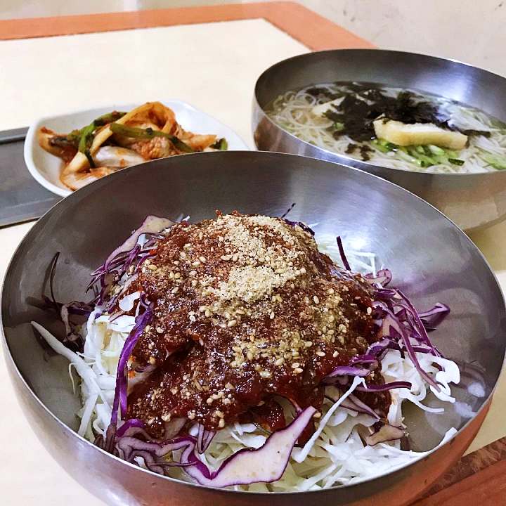 그리움을 달래는 온기 아낌없는 정성 한 그릇 잔치국수 비빔국수 칼국수 춘천 명동 중앙시장 맛집 추천 생방송투데이 인생 분식