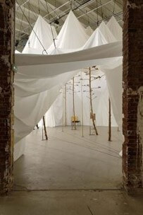 천장에서-비가-새는것을-막기위해-방수포를-치는-모습