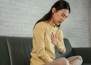 속쓰린 여자 사진