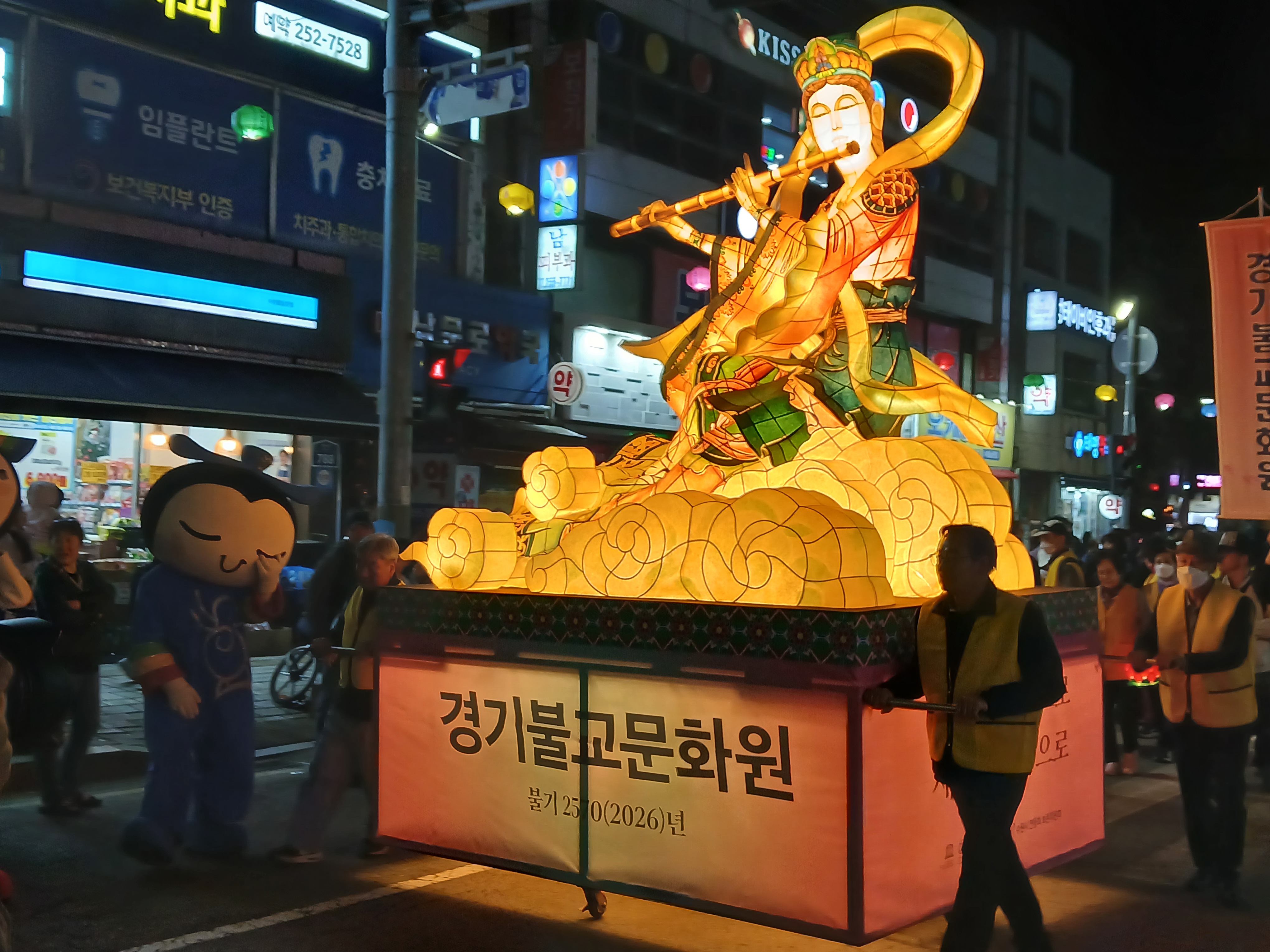 행렬이 한 바퀴 돌고 다시 돌아오는 구간에서는 조금 여유롭게 구경할 수 있었습니다.