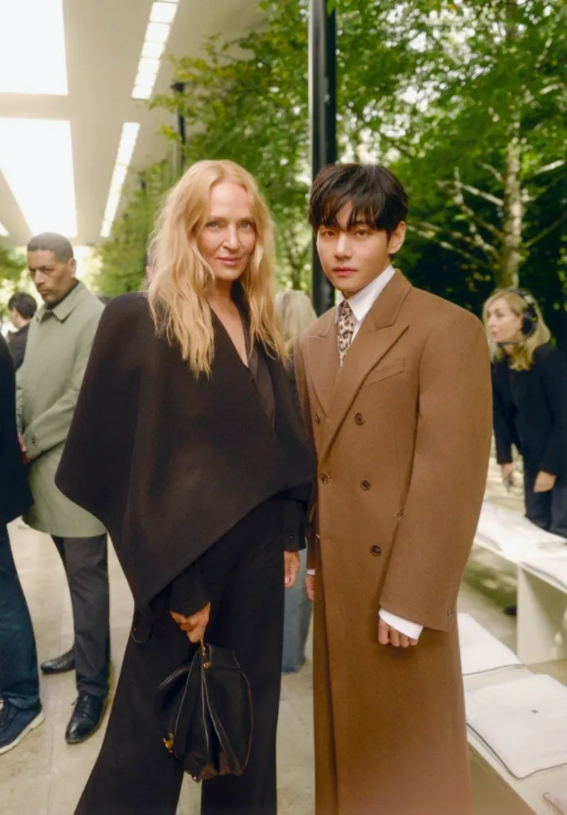 BTS 뷔, 뷔 공항패션, 뷔 패션위크 참석, 뷔 셀린느 패션쇼, 뷔 셀린느 앰버서더, 뷔 셀린느 2026, 셀린느 2026 컬렉션, 셀린느 패션 트렌드, 파리 패션위크, 인천공항 뷔 출국, 뷔 런웨이 룩, 뷔 셀린느 2026 컬렉션, 셀린느 글로벌 앰버서더, 생클루 국립공원 패션쇼, 뷔 패션 아이콘, BTS 뷔 셀린느, 뷔 셔츠 스타일, 셀린느 캐시미어 카디건, 뷔 히로노 인형, 뷔 셀린느 화보, 셀린느 남성룩, 뷔 셀린느 무드, 뷔션위크, Vashion Week, TaehyungXCeline