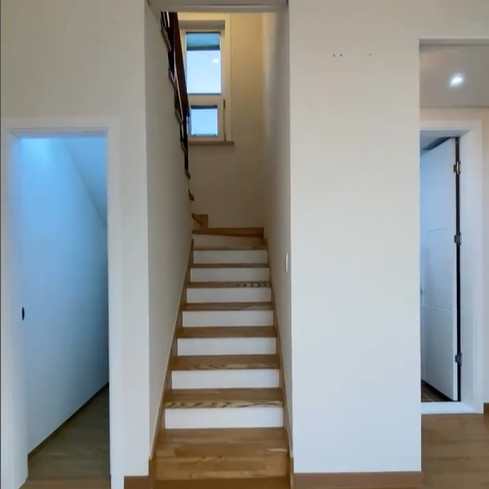 2층으로 올라가는 계단.