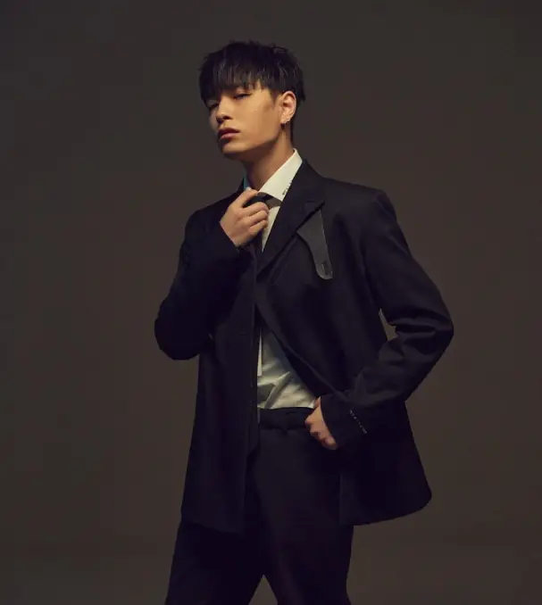 환승연애3- 검정색 배경 검정색 위아래 수트를 입고 흰색 셔츠에 검은색 넥타이를 메고 옆을 바라보는 사이먼도미닉