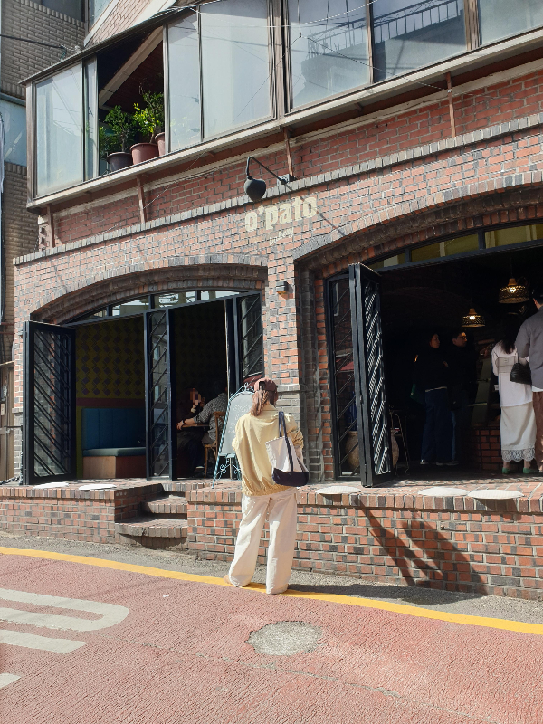 적별돌에 흰색 글씨로 o'pato bakery라고 쓰인 간판이 있는 곳