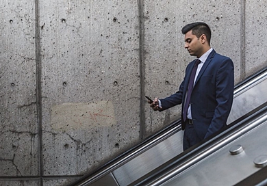 에스컬레이터-타고-내려가는-남자