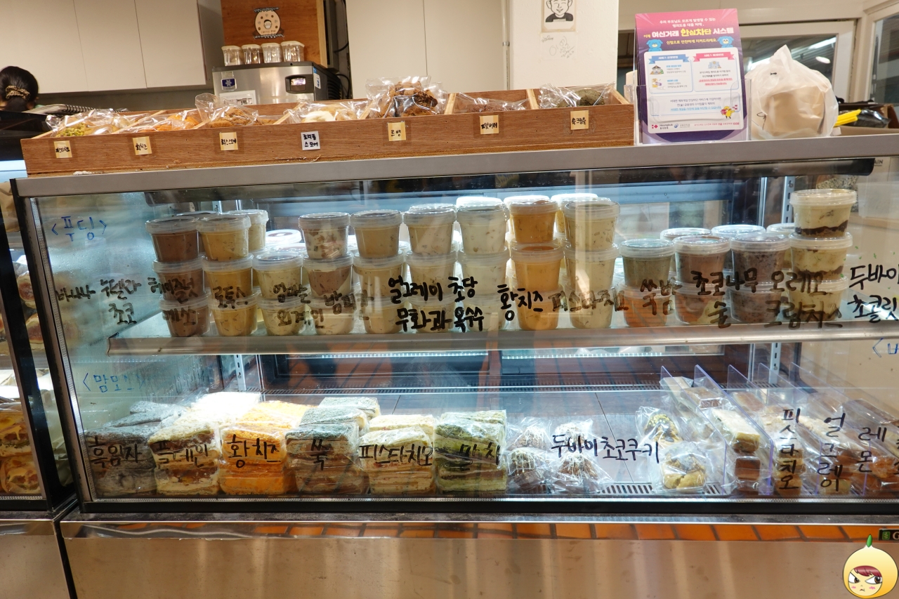 푸딩, 맘모스, 쿠키, 버터바가 있는 진열대