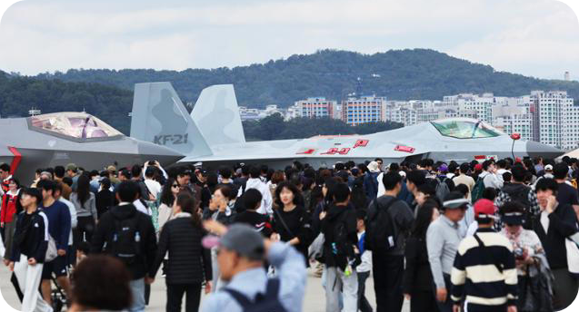 지난달 19일 경기 성남시 서울공항에서 열린 '서울 국제항공우주 및 방위산업 전시회(ADEX)'를 찾은 관람객들이 KF-21을 살펴보고 있다. 연합뉴스