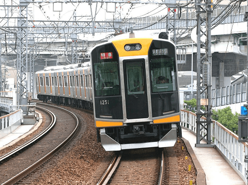 한신 열차가 철로를 달리는 모습