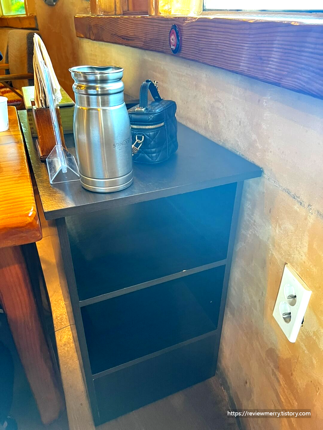 테이블 옆 선반