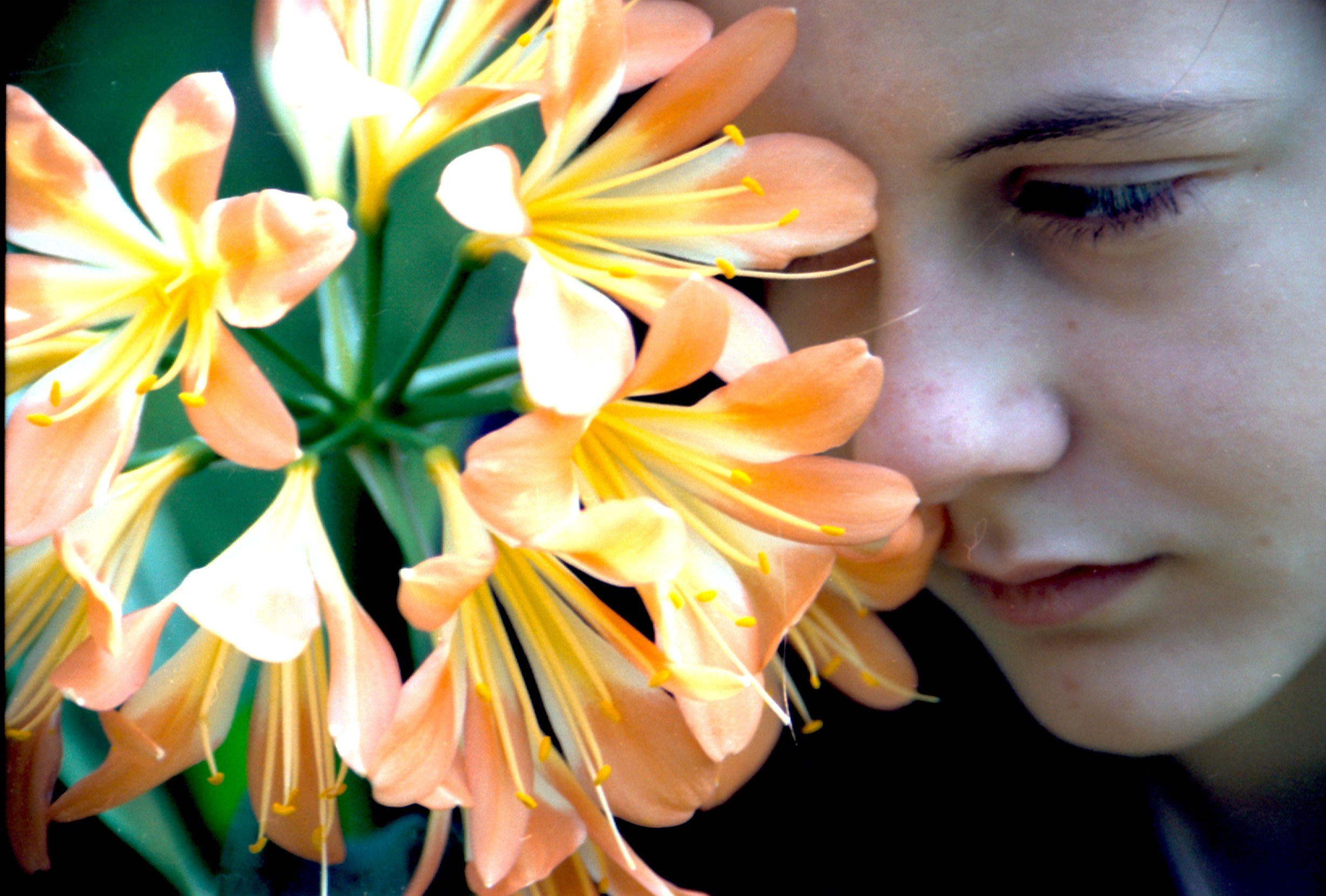 봄꽃을 보고있는 소녀