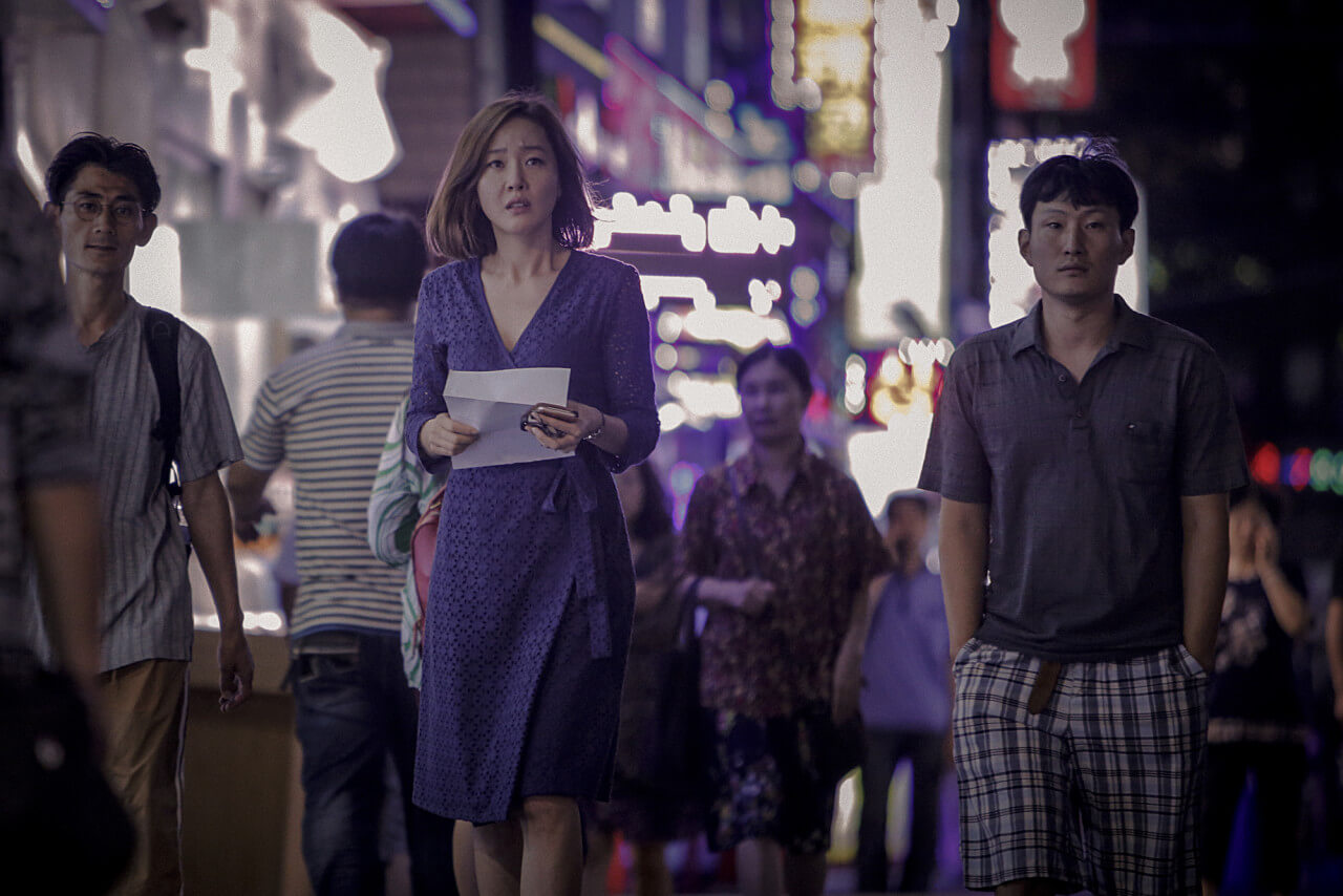 한매의 외국인 등록증을 들고 거리를 헤매며 한매와 자신의 딸 다은을 찾는 지선