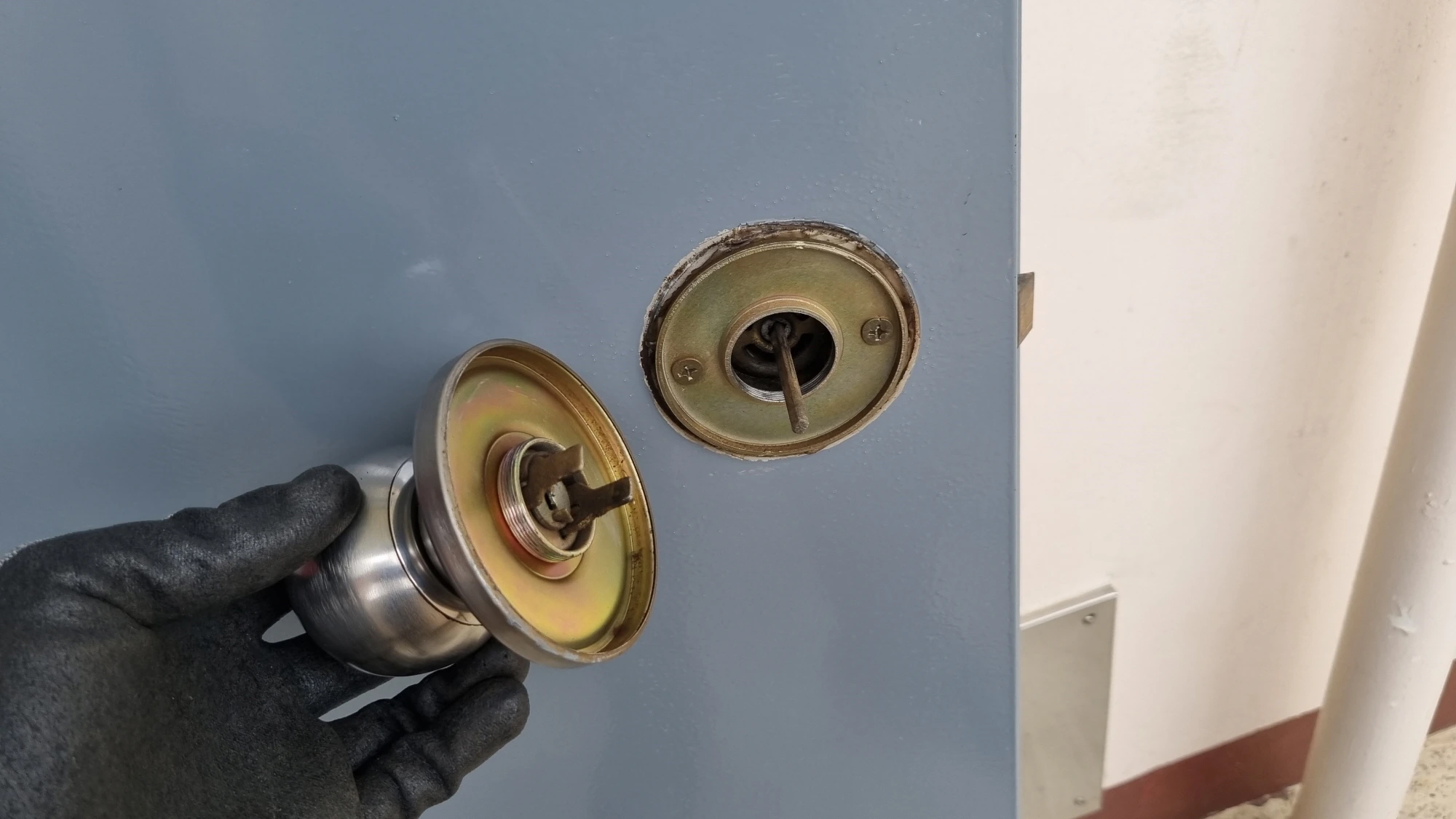 현관문 손잡이 뗀 모습