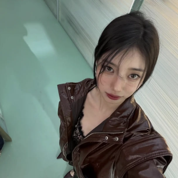 가수 겸 배우 탑스타인 수지가 카메라를 응시하고 있다. 평소와는 다르게 카리스마 있고 고혹적인 분위기의 사진이다.