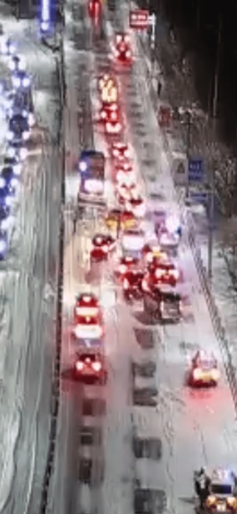 폭설 내린 도로에 갇힌 차