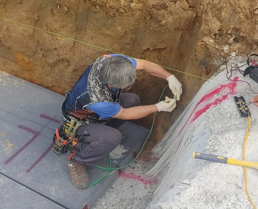 접지봉을 연결하고 있는 모습