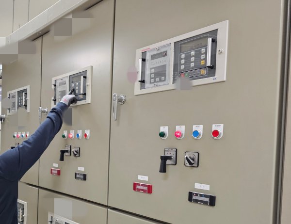 전기실 수변전설비 점검하는 모습