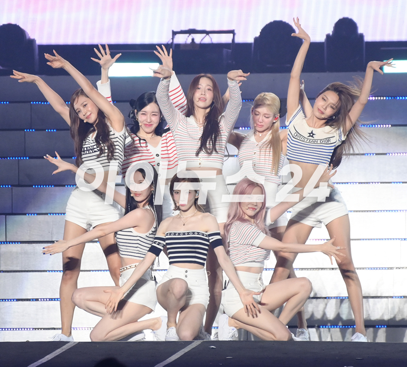 &#39;포에버 원&#39; 그룹 소녀시대가 20일 오후 경기 수원월드컵경기장에서 진행된 &#39;에스엠타운 라이브 2022 : 에스엠씨유 익스프레스 @휴먼 시티_수원&#39;(SMTOWN LIVE 2022 : SMCU EXPRESS @HUMAN CITY_SUWON) 콘서트에서 &#39;포에버 원&#39; 무대를 선보이고 있다. [사진=정소희 기자]