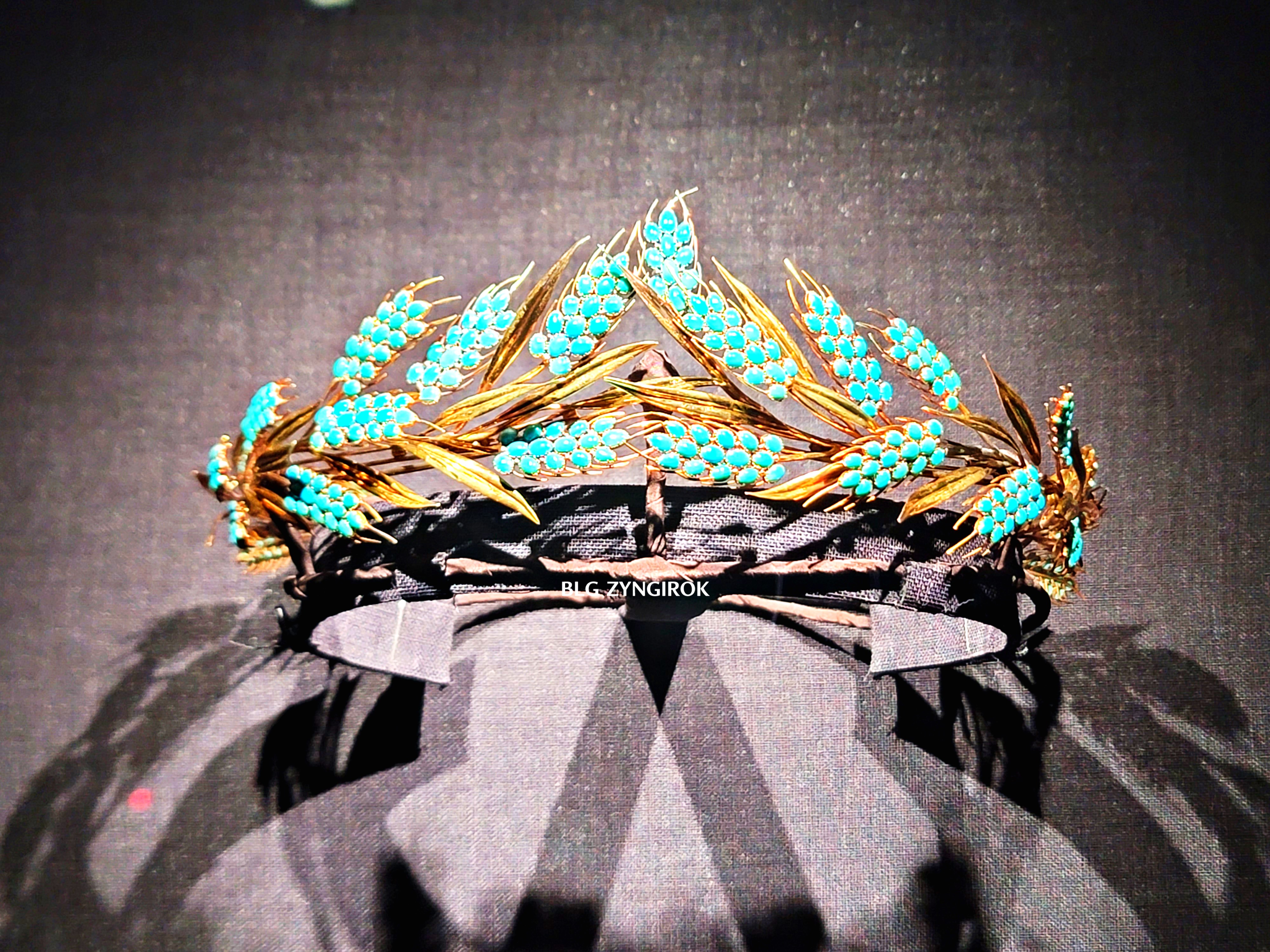 롯데타워 - 롯데뮤지엄 고혹의 보석 매혹의 시간 - 티아라 전시품 모습이다.