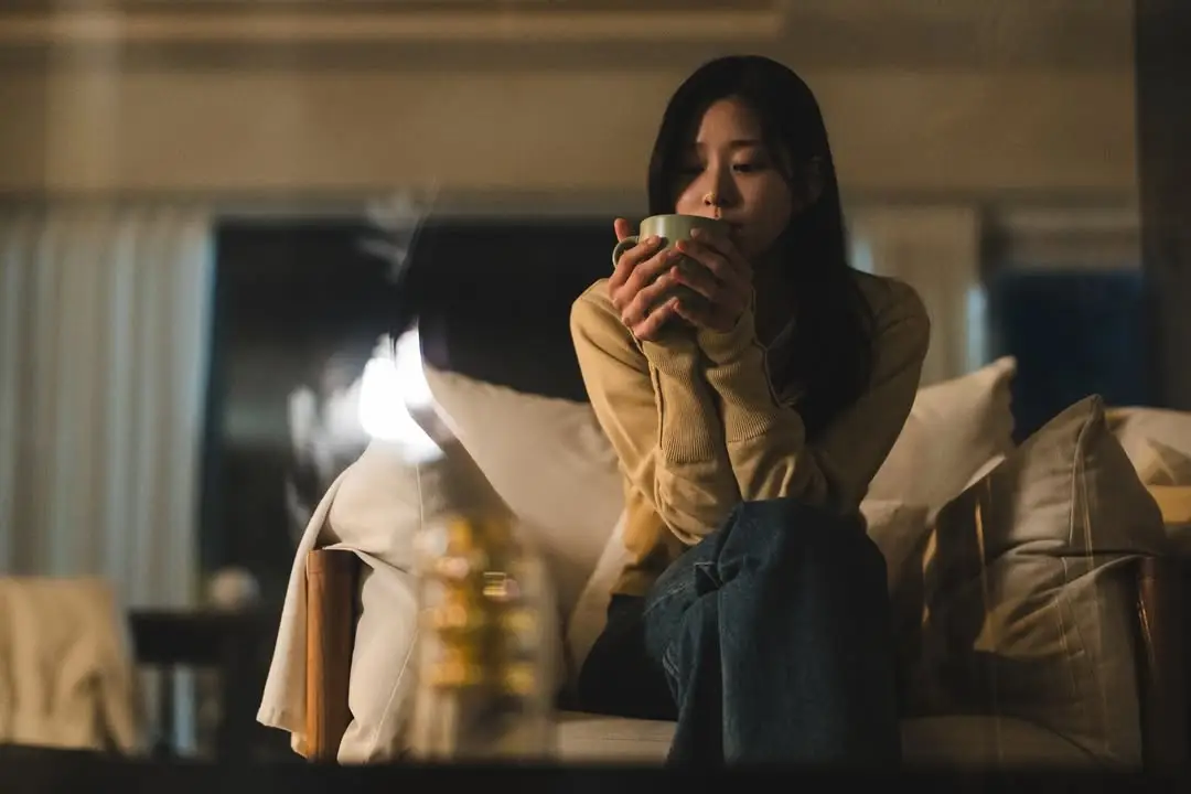 샤이닝 최종화 모은아 심리 분석&amp;#44; 어두운 방 안에서 홀로 차를 마시며 현실의 무게와 이별을 고뇌하는 김민주의 도피성 대처