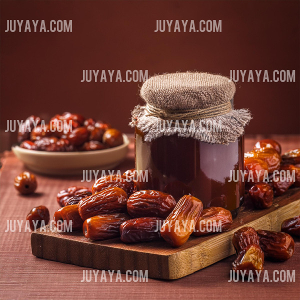 나무 도마 위에 놓인 말린 대추와 병에 담긴 대추 시럽. 따뜻한 음료와 간식으로 활용 가능.