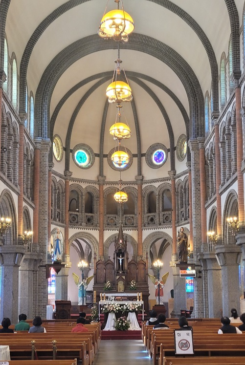 전동성당 성전 안 제대, 제단, 십자고상