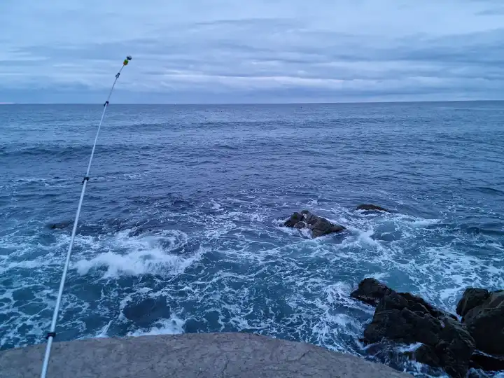 펜션-앞바다에-원투낚시대를-펴놓은-사진