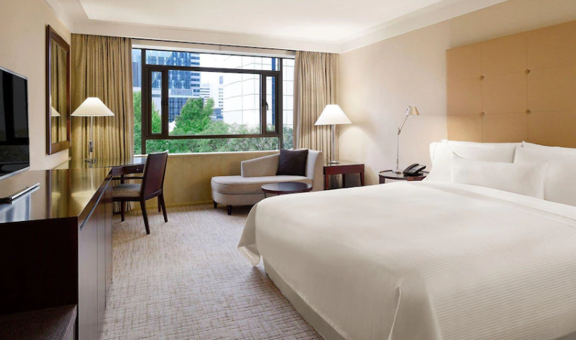 웨스틴조선 서울 디럭스 룸 7~8월 259,000원 이그제큐티브 디럭스 294,000원 (+ 성인 3인까지 무료투숙) 할인코드 포함