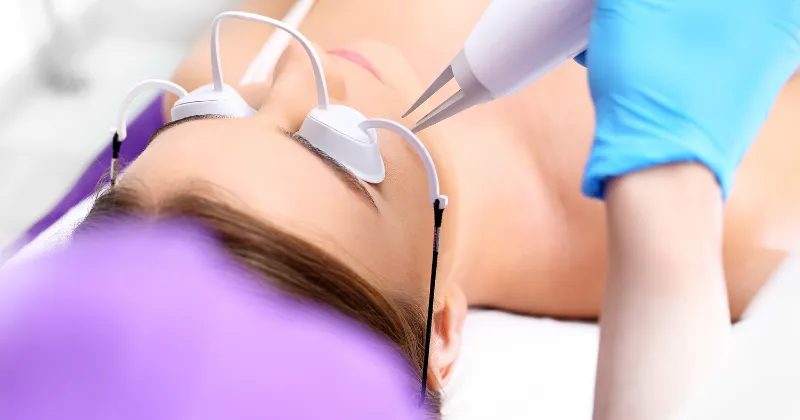 레이저 치료를 받는 모습