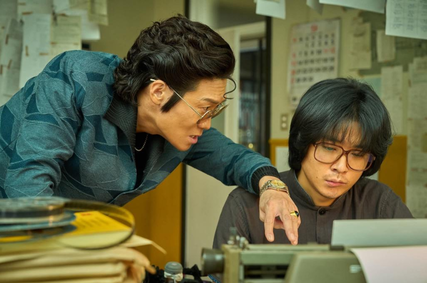 손가락으로 종이를 집는 진선규 배우님의 모습