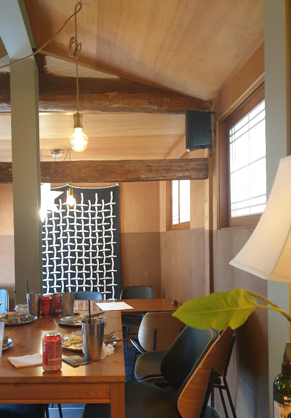 한옥을 살린 내부. 하지만 기둥이나 천장은 보강을 해놓았다.