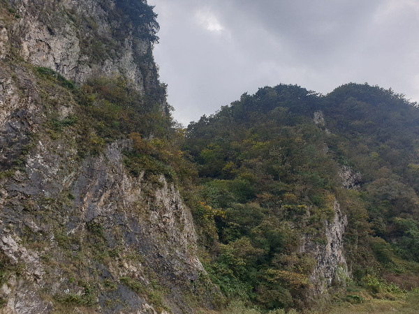 쌍봉 낙타의 혹처럼 보이는 절벽. 양쪽 봉우리의 절벽이 멋지다.