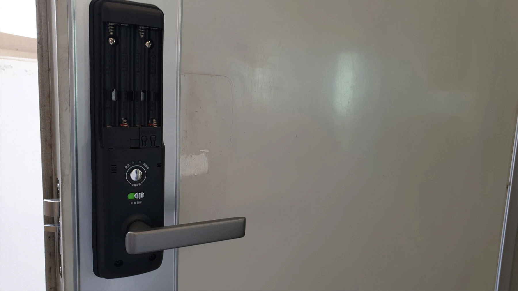 실내 도어록 설치 모습