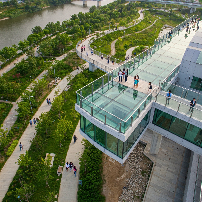 소양강 스카이워크 주변에는 잘 정비된 공원과 산책로가 있어 피크닉과 가벼운 트레킹을 함께 즐길 수 있습니다