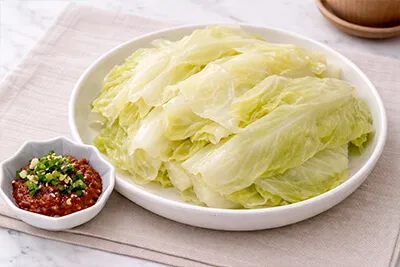 쌈장과 삶은 양배추