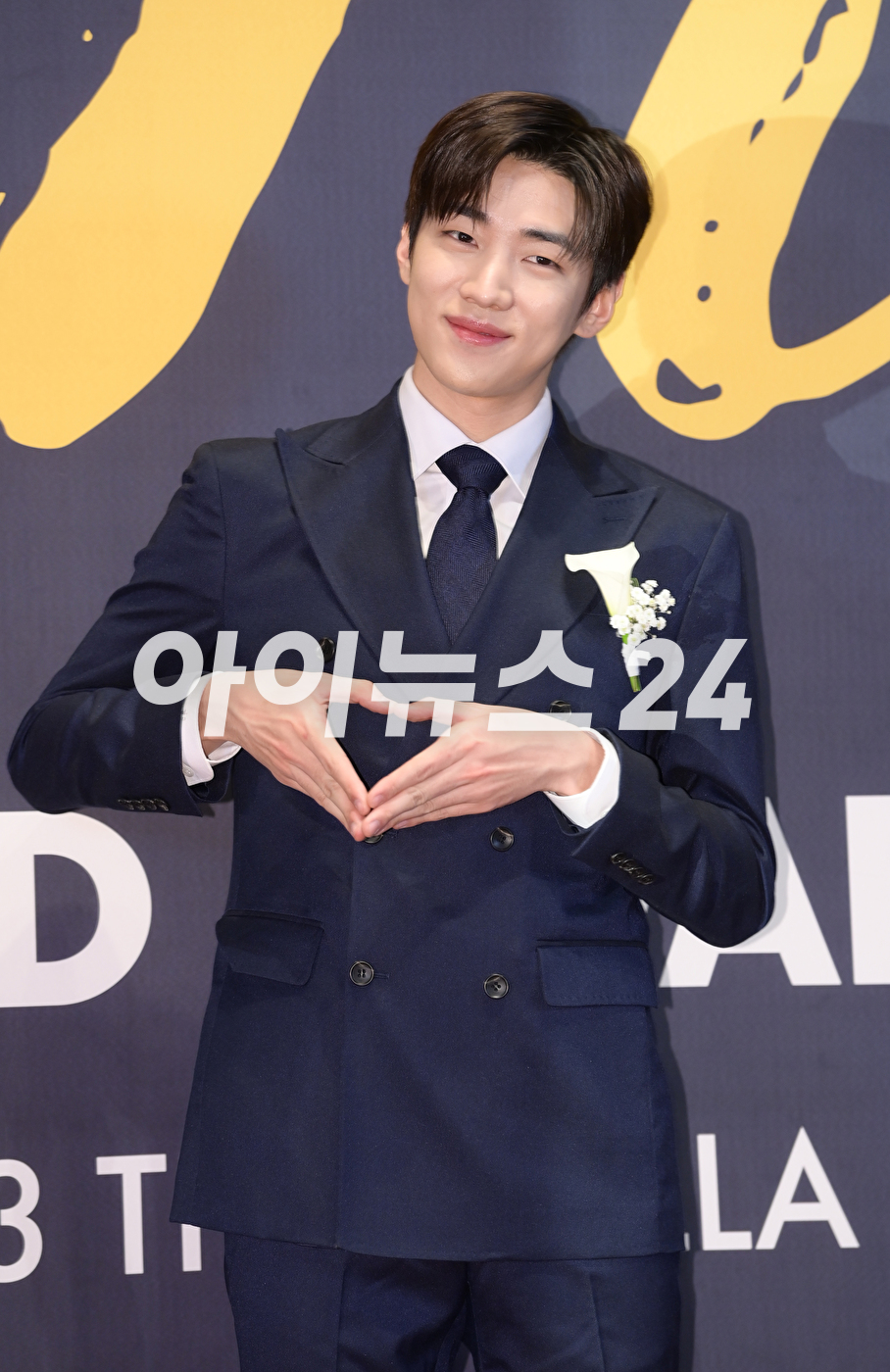 DKZ 재찬이 17일 오전 서울 중구 장충동 신라호텔 다이너스티홀에서 열린 &#39;2023 대한민국 퍼스트브랜드 대상&#39; 포토월 행사에 라이브스트리밍쇼DJ 수상자로 참석하고 있다. [사진=정소희 기자]
