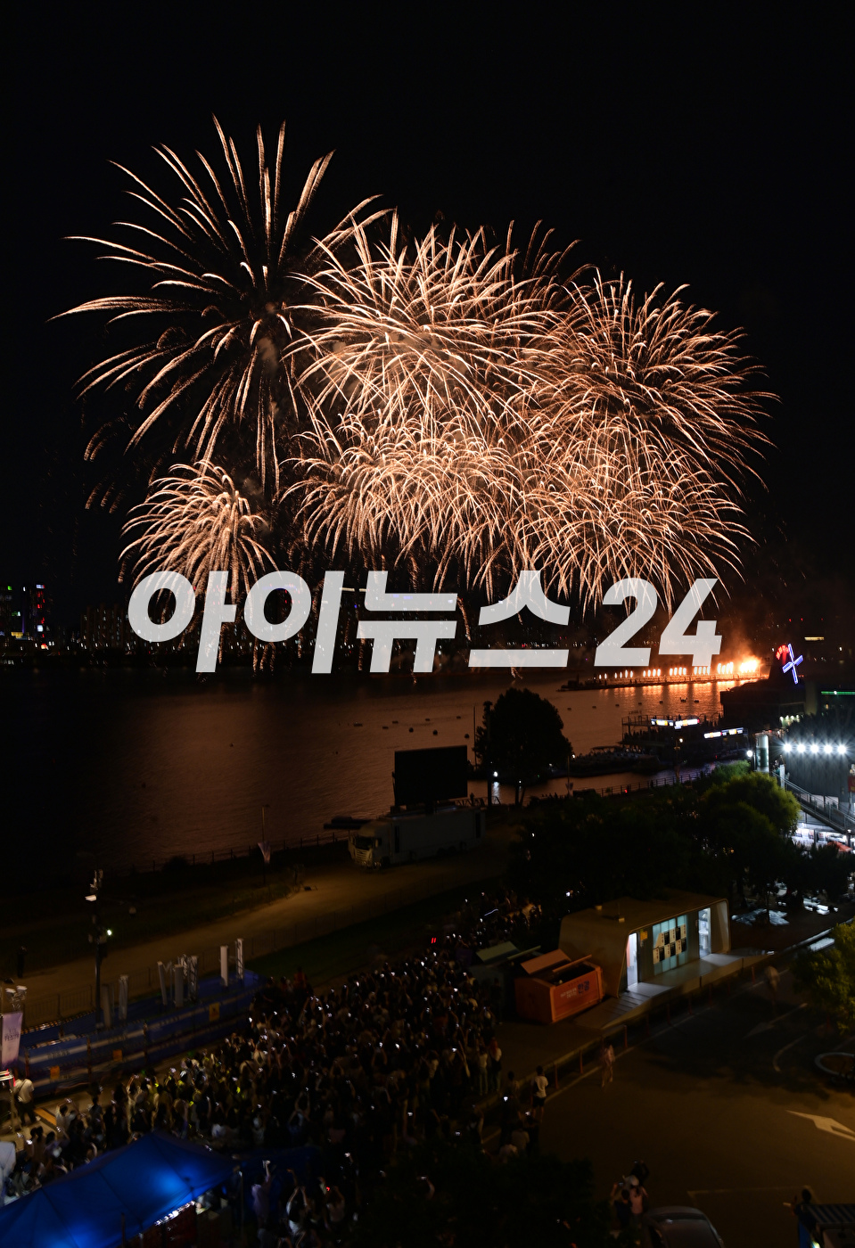 17일 서울 영등포구 여의도 한강공원에서 열린 방탄소년단 데뷔 10주년 FESTA @여의도(BTS 10th Anniversary FESTA @Yeouido)에 'BTS 10주년 기념 불꽃쇼'가 펼쳐지고 있다. [사진=정소희 기자]