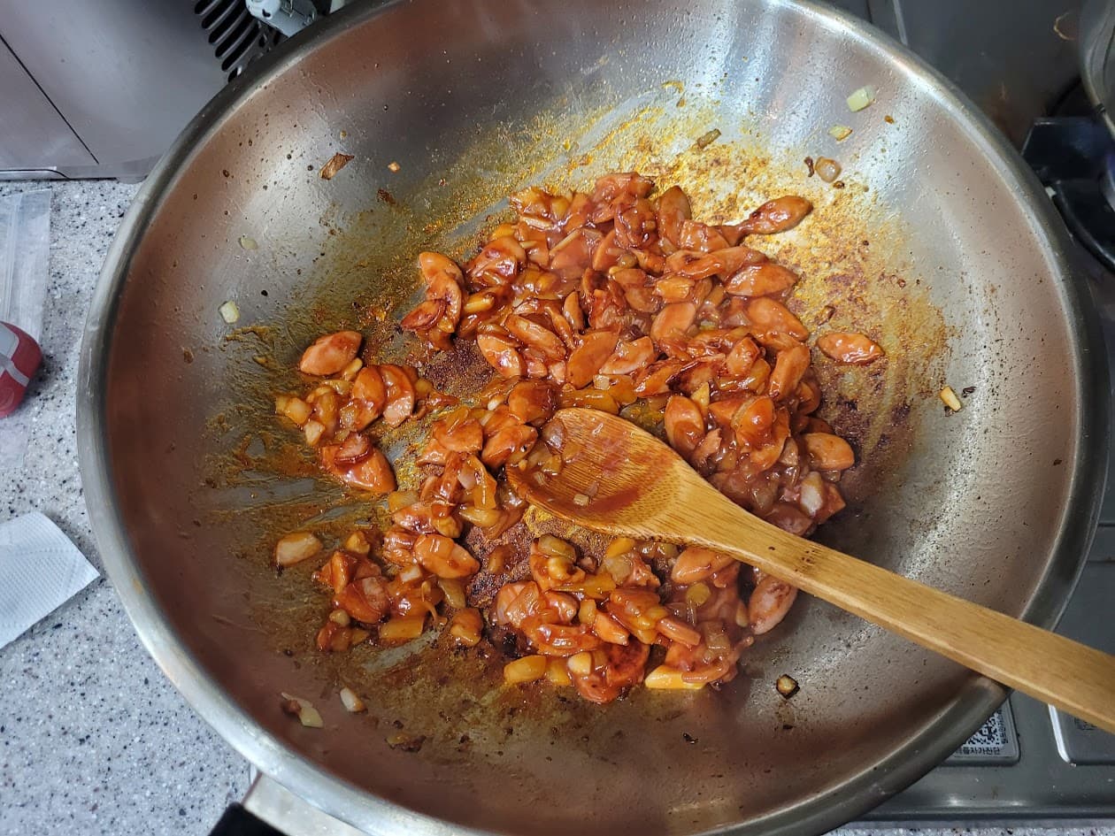 재료와 함께 볶아지는 토마토 캐찹