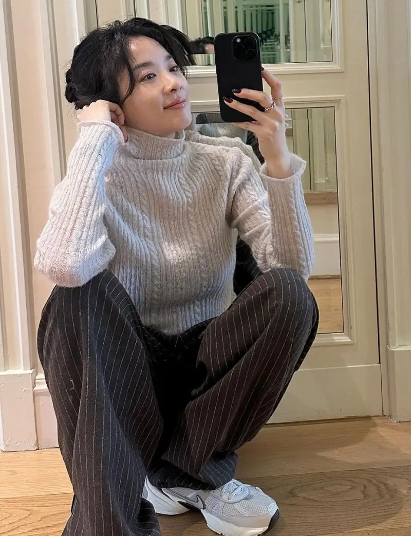 배우 이청아 나이키 v2k 런 착용