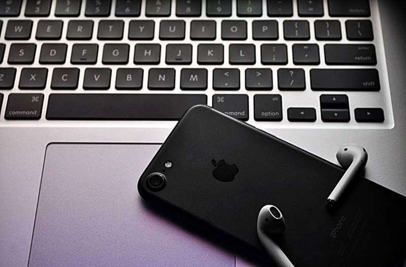 맥북-자판위에-아이폰-에어팟이-놓여있는-모습