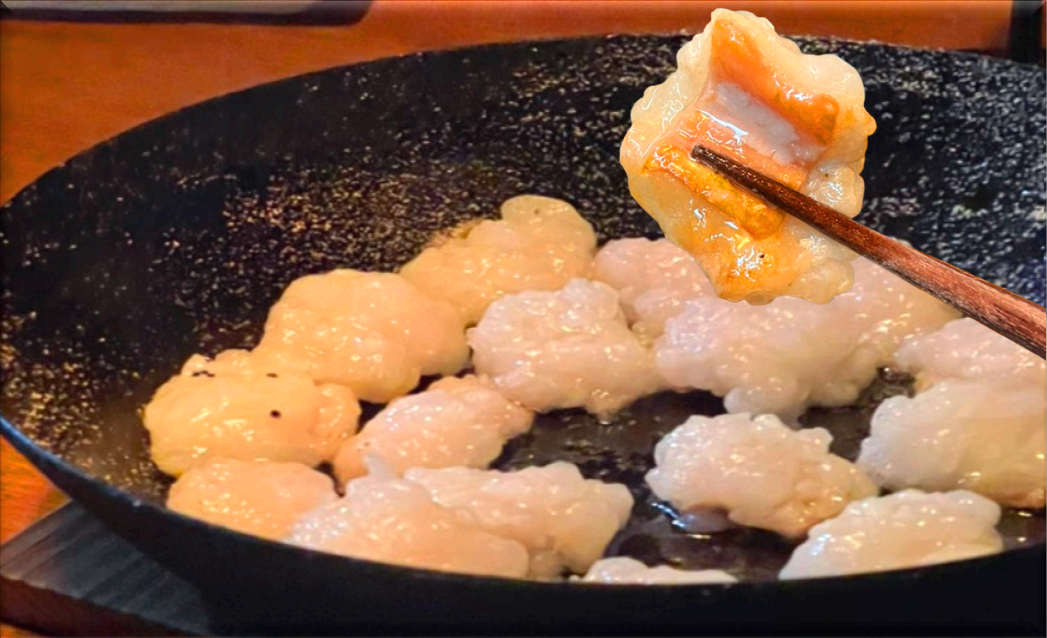 바닥은-노랗게,-위쪽은-눈처럼-햐앟게-구워진-대창구이