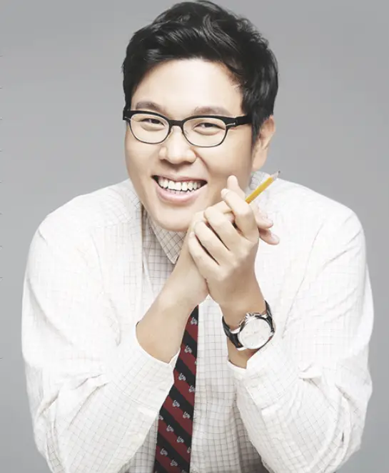 회색배경 흰 셔츠에 붉은 타이를 맨 정승제