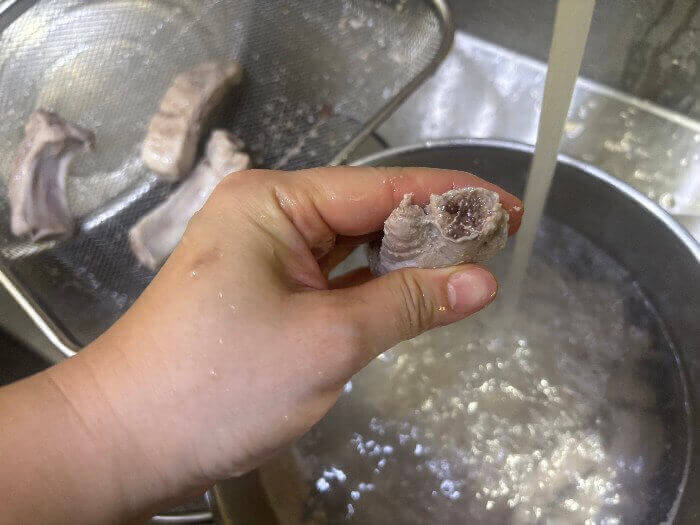 데친 등갈비를 찬물에 씻는 사진