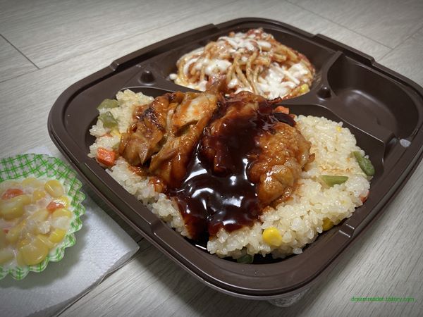 GS25 편의점 바베큐치킨덮밥 & 스파게티 도시락 2022년 5월 포장 반찬 구성(바베큐 양념 치킨, 옥수수 샐러드, 볶음밥)