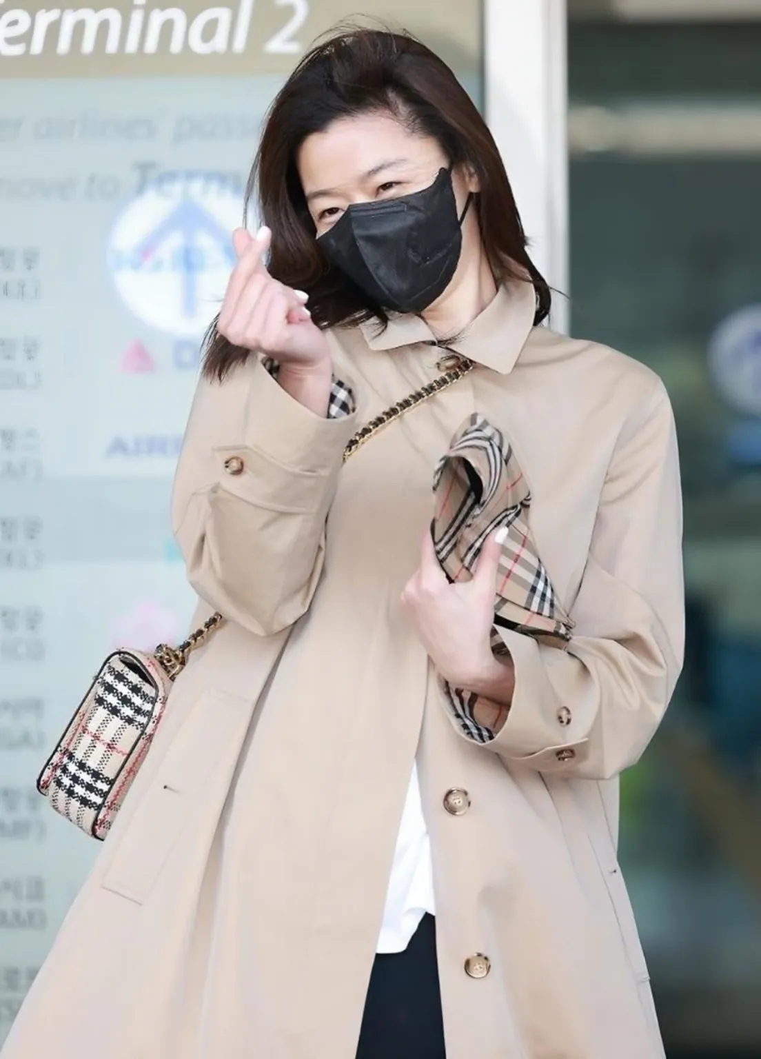 버버리 트렌치코트, 정은채 전지현 버버리 공항패션, 전지현 트렌치코트, 버버리 롱 캐슬포드, 버버리 캐슬포드 오버사이즈, 버버리 캐슬포드 레귤러핏, 2025 FW 공항패션, 공항패션 스타일링, 트렌치코트 비교, 트렌치코트 코디법, 트렌치코트 추천, 셀럽 트렌치코트, 버버리 공식몰, 버버리 나이트 아크백, 셀럽 패션 분석, 여자 트렌치코트 코디, 여자 공항룩