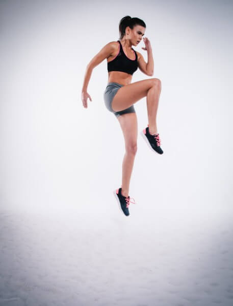 높이 뛰기 하는 여성