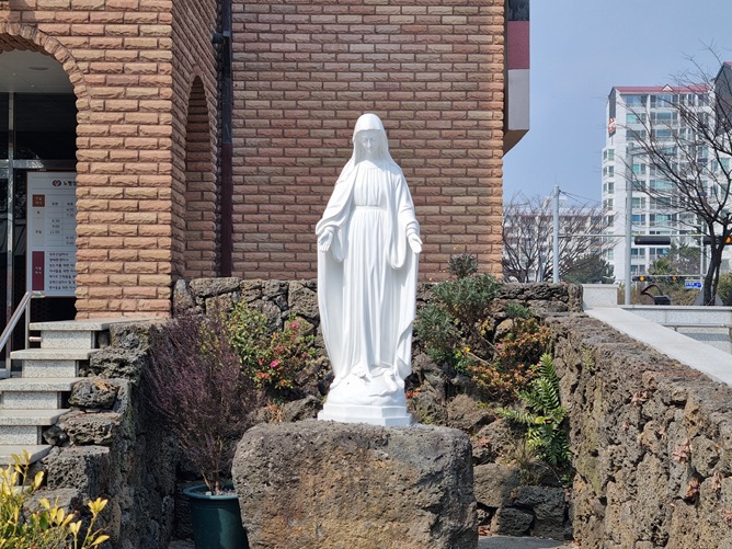 제주 노형성당 성모상