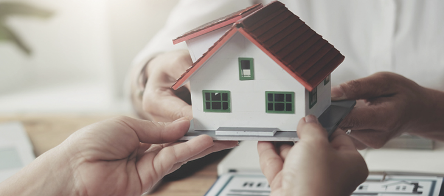 모형집을 맞들고 있는 사람의 손 클로즈업 이미지