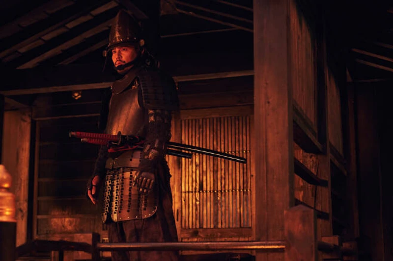 일본 왜군 다이묘 갑옷 복색을 하고 서 있는 아리마 하루노부 역의 배우 이규형