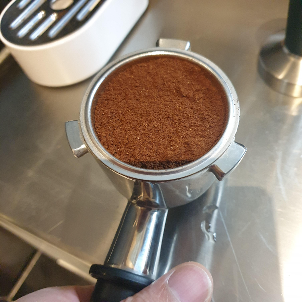 드롱기 라스페셜리스타 아르떼(La Specialista ARTE) 반자동 커피 머신_추출_탬핑 준비