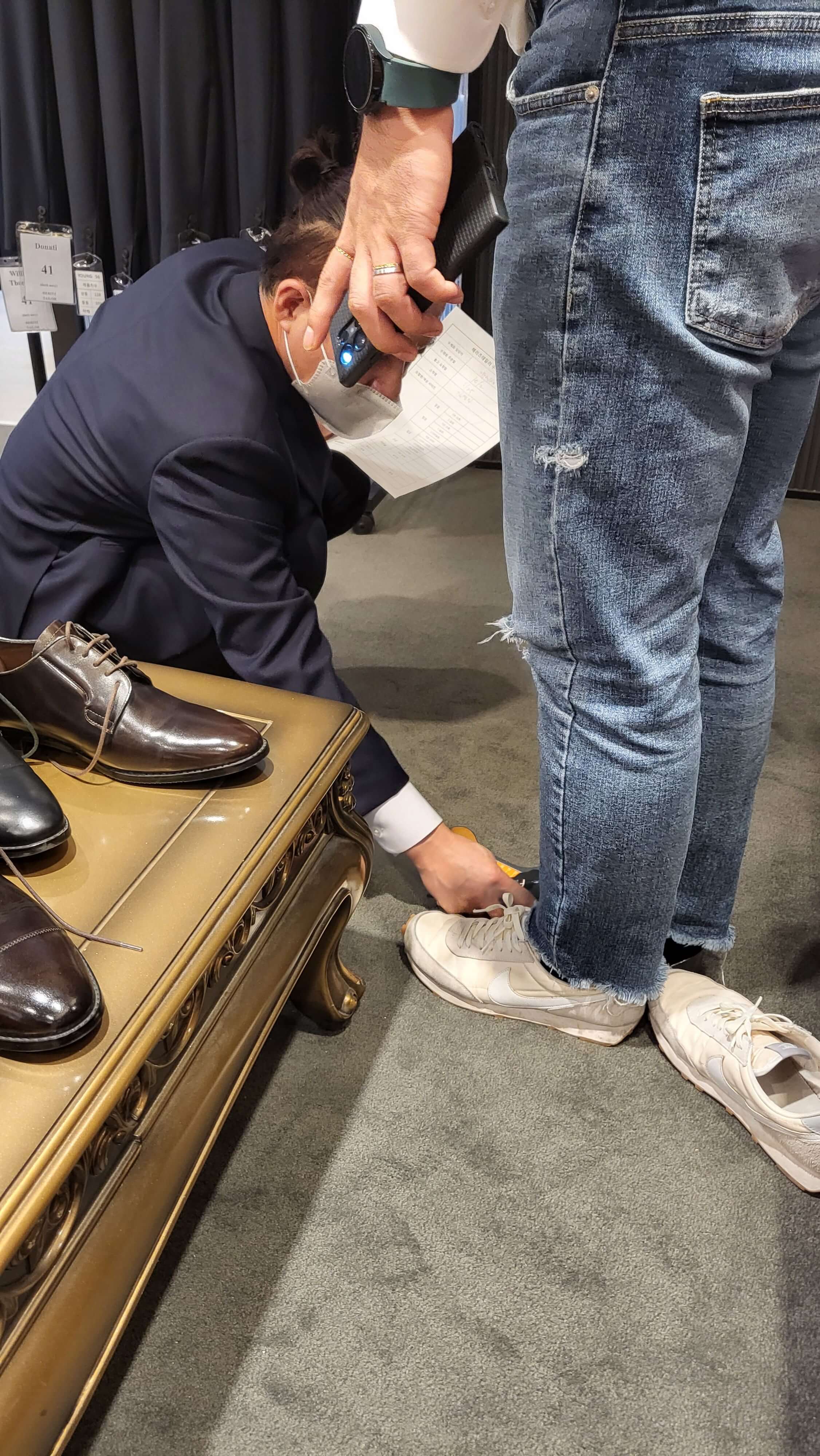 맞춤구두-발사이즈측정중